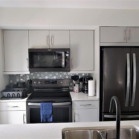 Serene 2 Bedroom Condo With Balcony And Lakeview 위니펙 외부 사진
