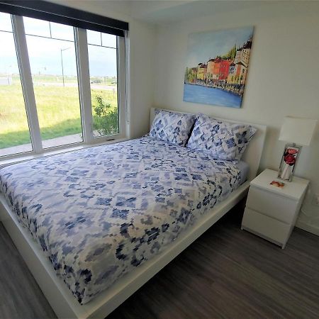 Serene 2 Bedroom Condo With Balcony And Lakeview 위니펙 외부 사진