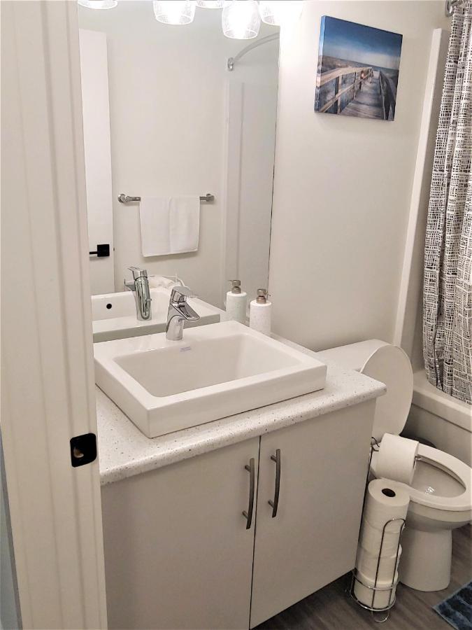 Serene 2 Bedroom Condo With Balcony And Lakeview 위니펙 외부 사진