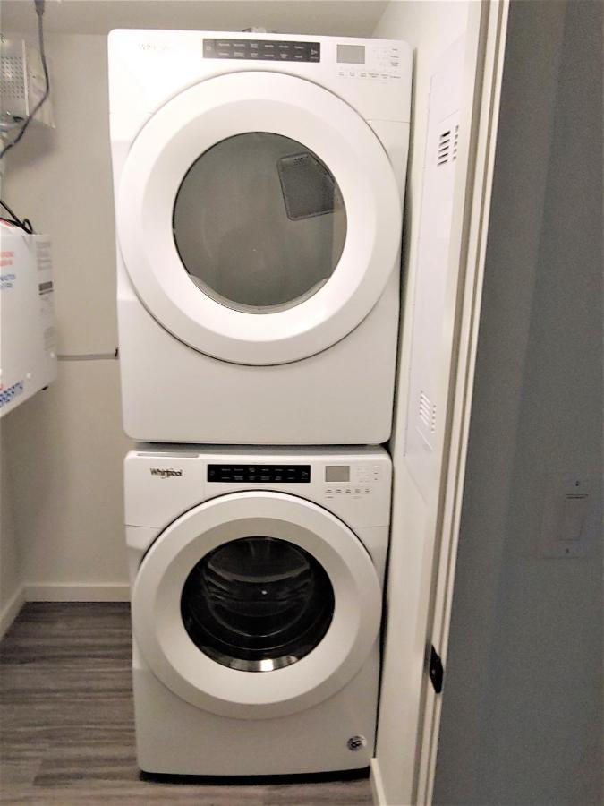 Serene 2 Bedroom Condo With Balcony And Lakeview 위니펙 외부 사진