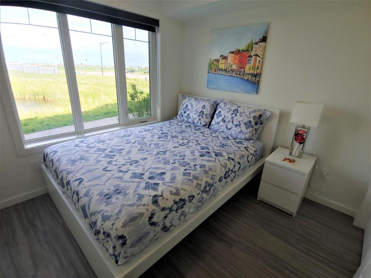 Serene 2 Bedroom Condo With Balcony And Lakeview 위니펙 외부 사진