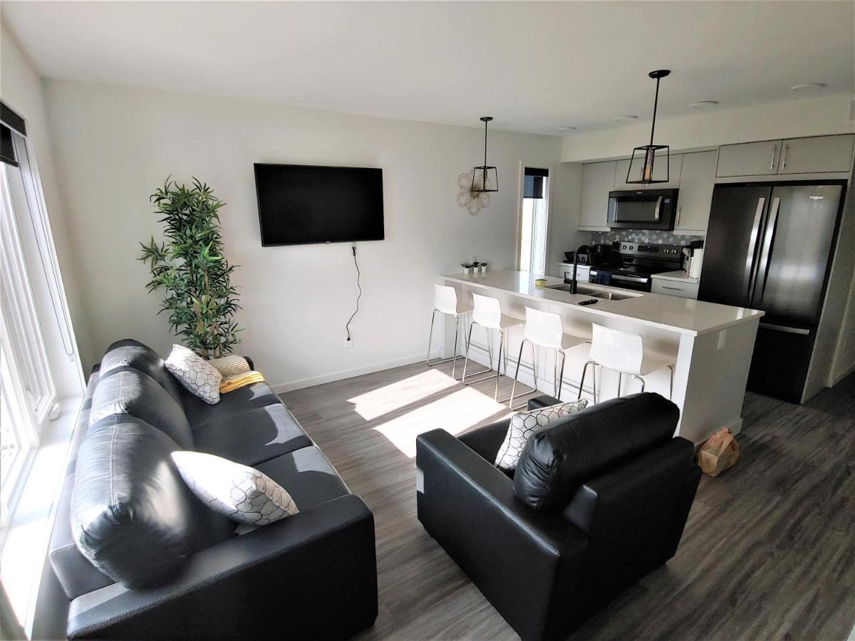 Serene 2 Bedroom Condo With Balcony And Lakeview 위니펙 외부 사진