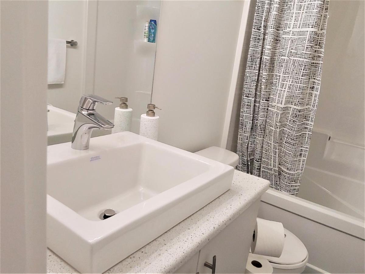 Serene 2 Bedroom Condo With Balcony And Lakeview 위니펙 외부 사진