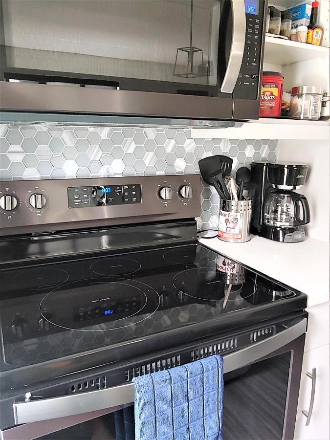Serene 2 Bedroom Condo With Balcony And Lakeview 위니펙 외부 사진
