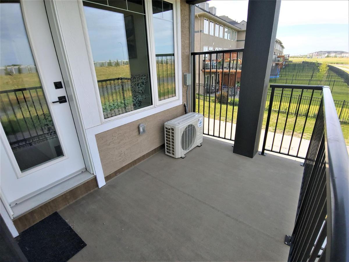 Serene 2 Bedroom Condo With Balcony And Lakeview 위니펙 외부 사진