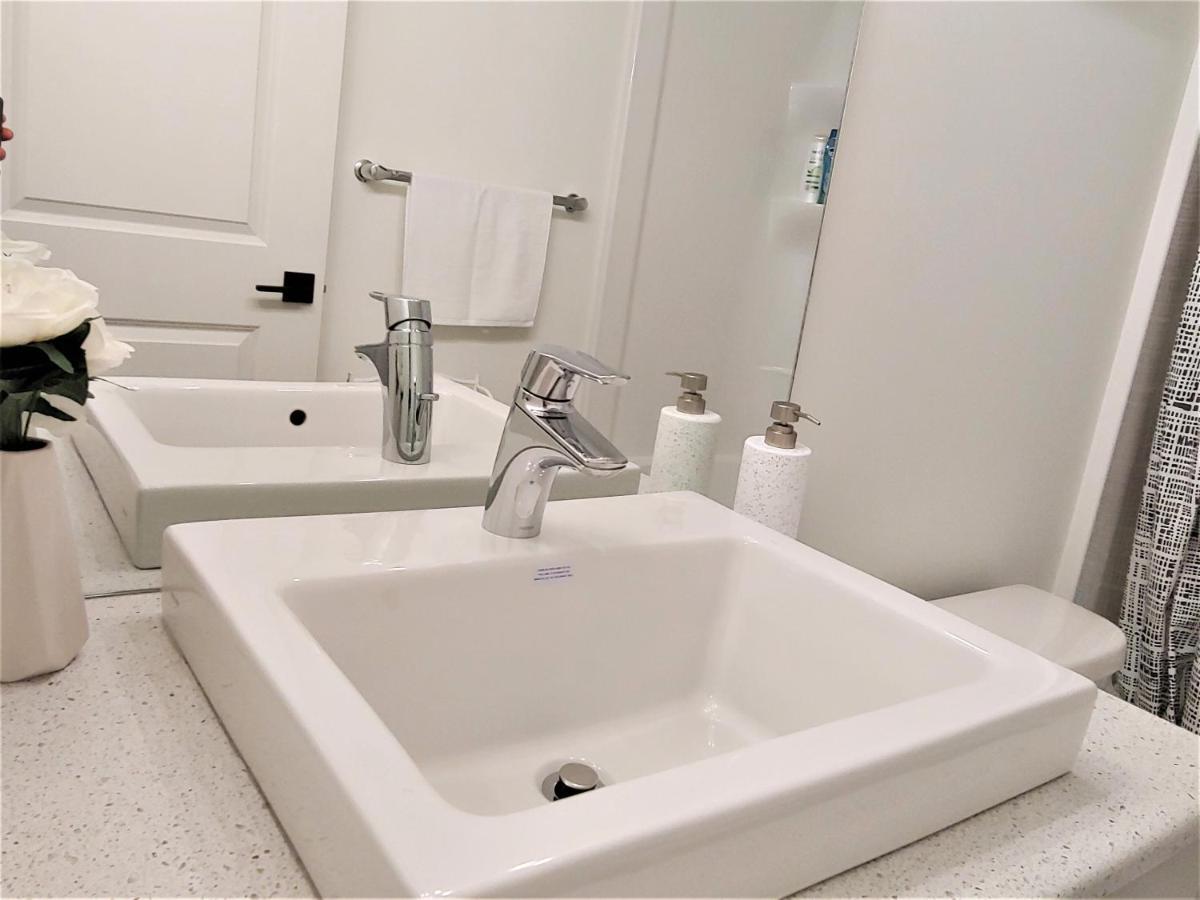 Serene 2 Bedroom Condo With Balcony And Lakeview 위니펙 외부 사진