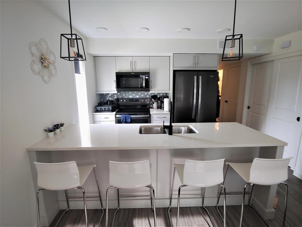 Serene 2 Bedroom Condo With Balcony And Lakeview 위니펙 외부 사진
